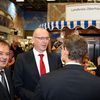 Ludger Weskamp begrüßt den Regierenden Bürgermeister von Berlin. Links daneben Jörg Vogelsänger, rechts daneben Holger Mücke, Leiter des Fachdienstes Landwirtschaft und Naturschutz des Landkreises Oberhavel.