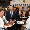 Ministerpräsident Woidke und Landrat Weskamp probieren Produkte am Oberhavel-Stand beim Brandenburg-Tag